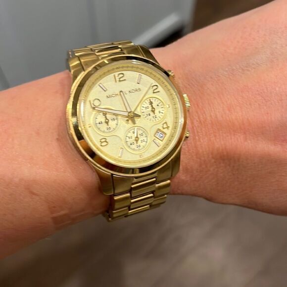 Michael Kors chunky gold watch - EUC - Picture 1 of 3